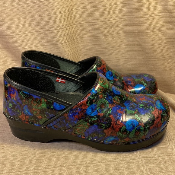 Sanita flower motif clogs in GUC - Picture 4 of 16